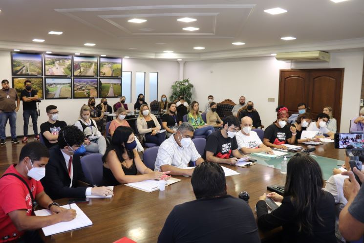 Prefeitura de Araucária mantém descontos nos salários dos grevistas e funcionários dizem que não conseguem acessar contracheques
