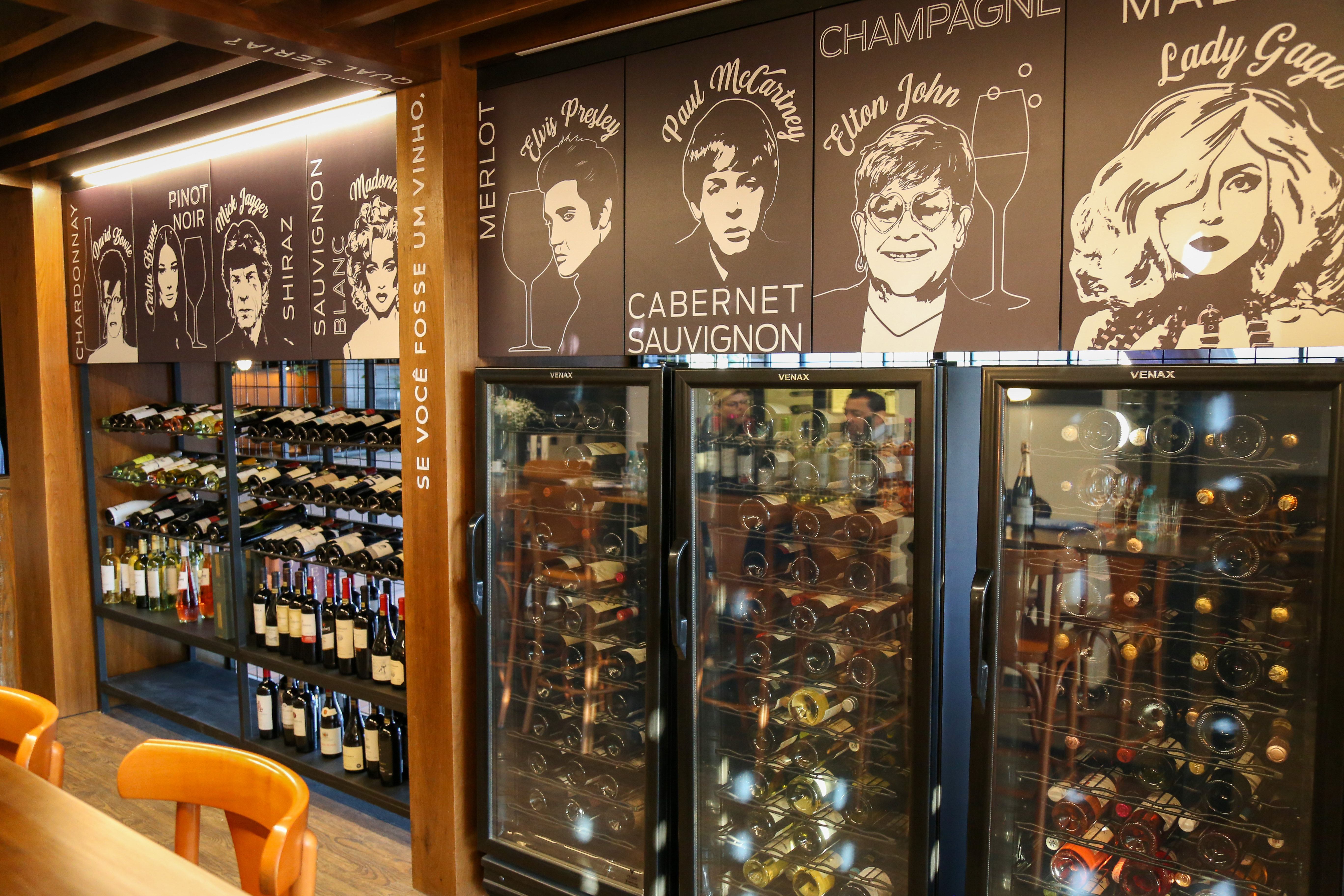 Conheça o UpStairs, wine bar "escondido" no Batel com garrafas a partir de R$ 49