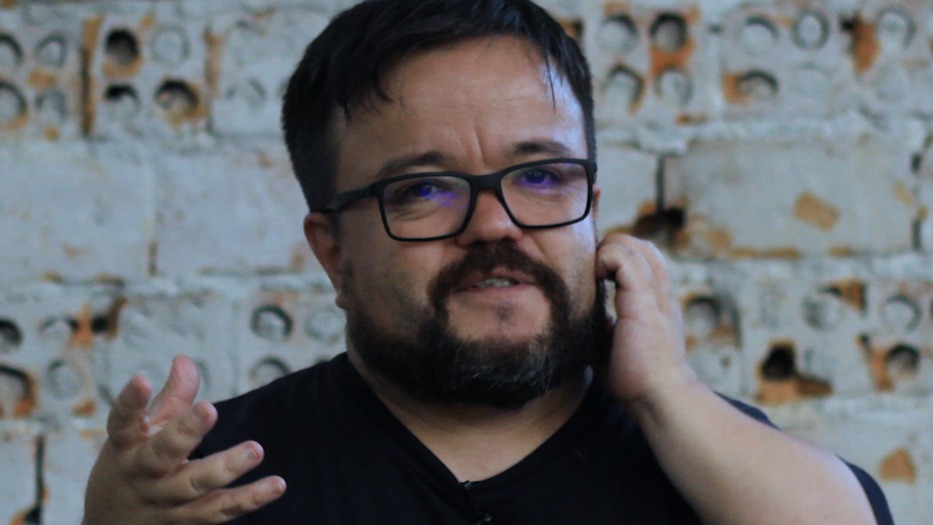 "Dê um banquinho para um anão e ele ganha o mundo", diz Claudinho Castro