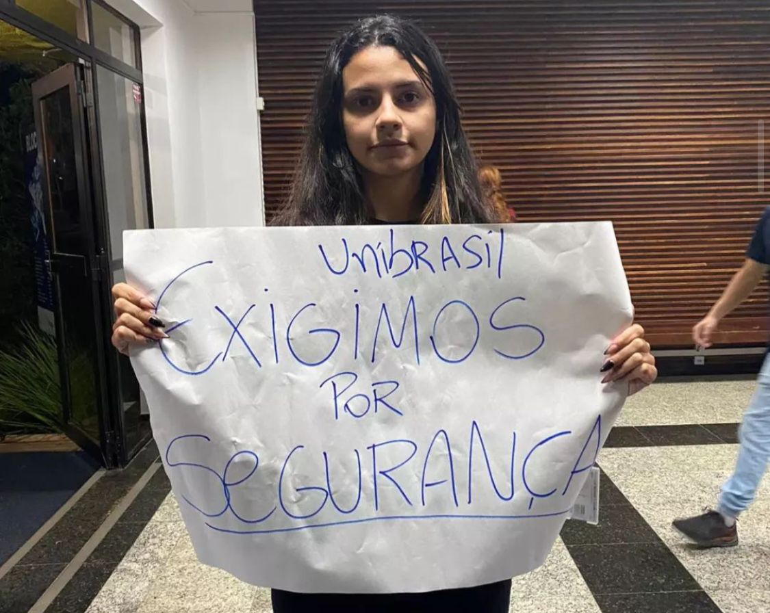 Estudantes da UniBrasil fazem protesto e cobram mais segurança no campus após invasão do banheiro feminino