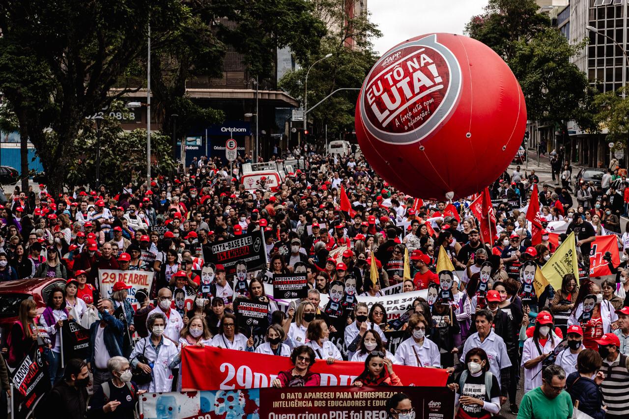 Servidores públicos fazem ato contra Ratinho Jr. em Curitiba
