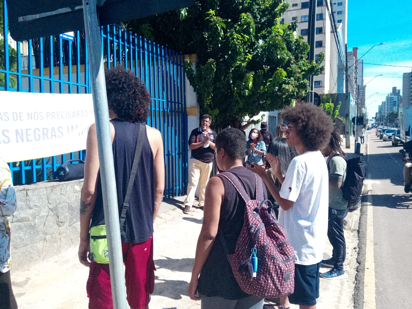 Manifestantes protestam em escola na qual criança de 4 anos foi vítima de racismo