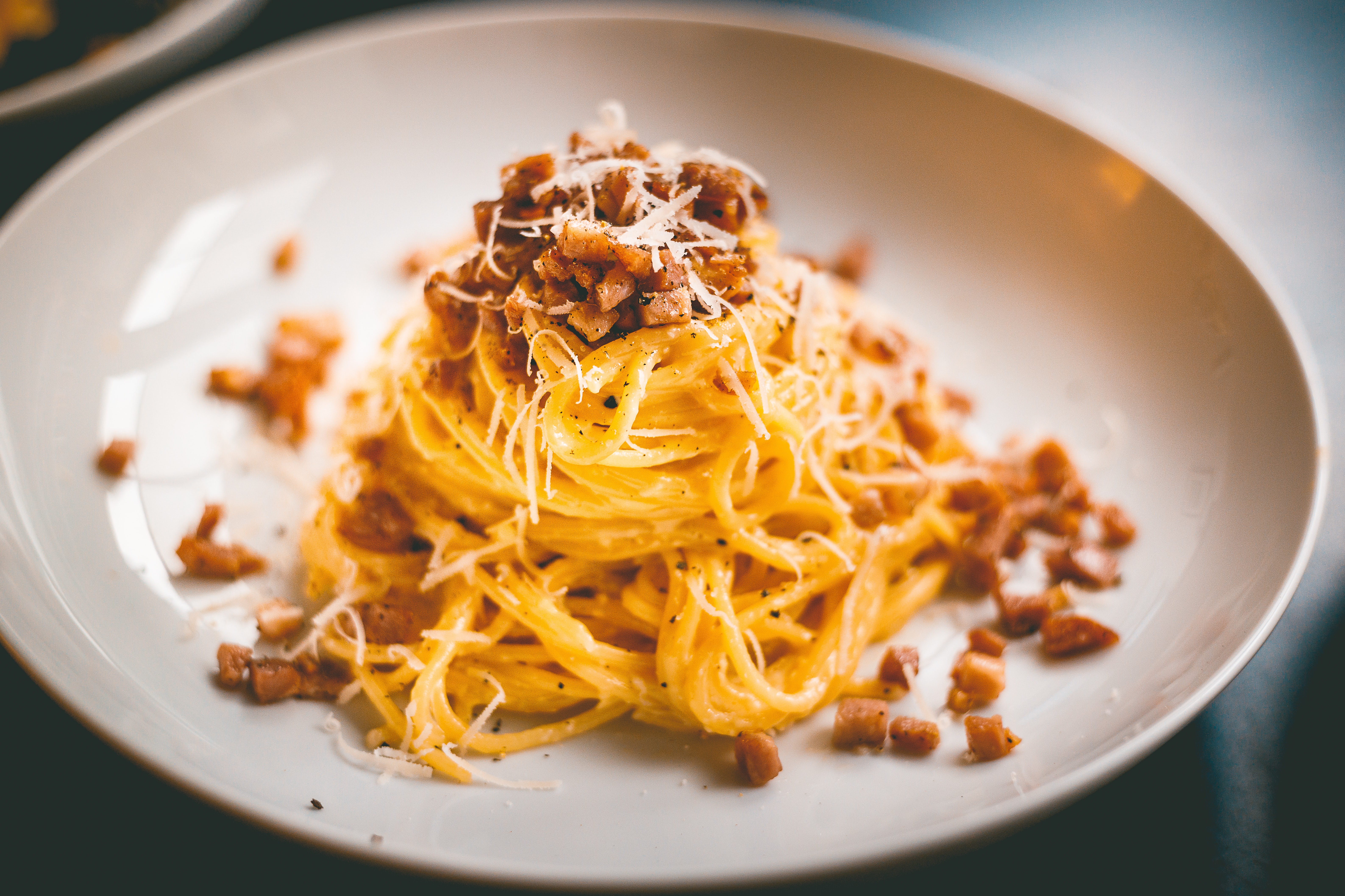 Hoje é o #CarbonaraDay: aprenda três versões clássicas e uma vegetariana do prato italiano