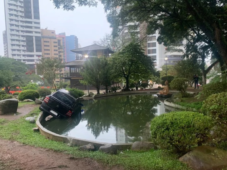 Motorista perde controle da direção e carro invade lago da Praça do Japão