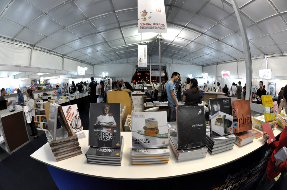 Feirão da Editora UFPR terá livros pela metade do preço e debates online