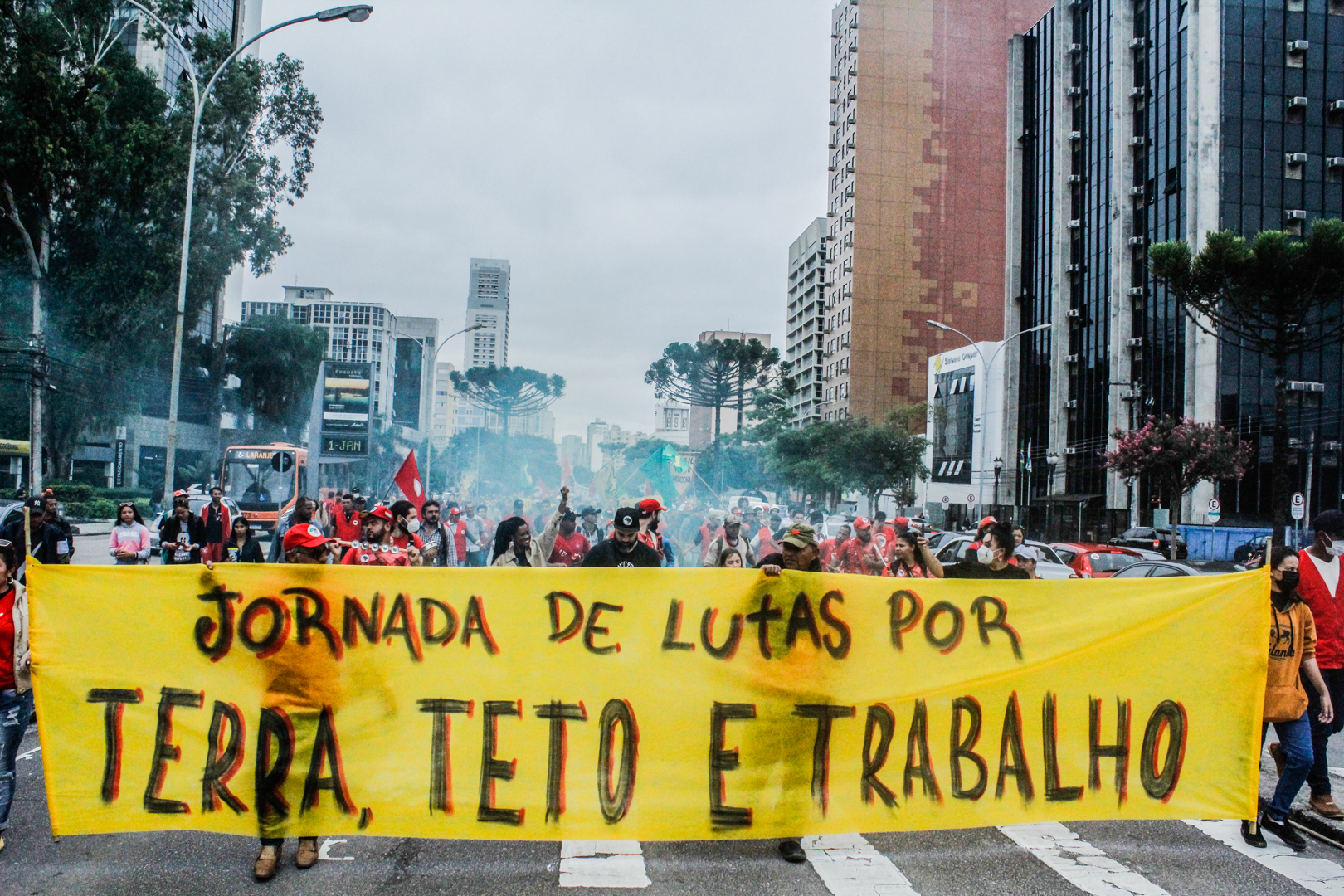 Curitiba: MST e movimentos sociais fazem passeata por terra, teto e trabalho