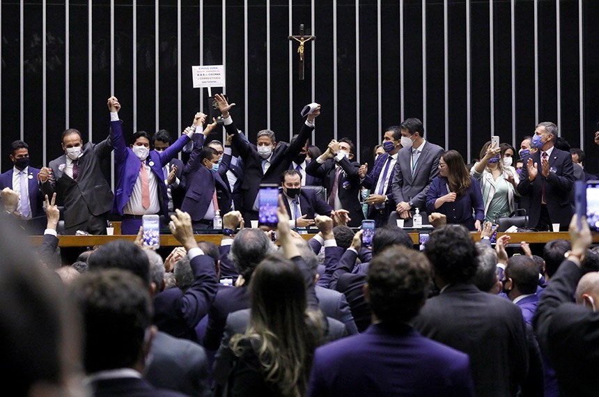 Onda conservadora deixou os partidos mais fisiológicos e mais distantes da direita