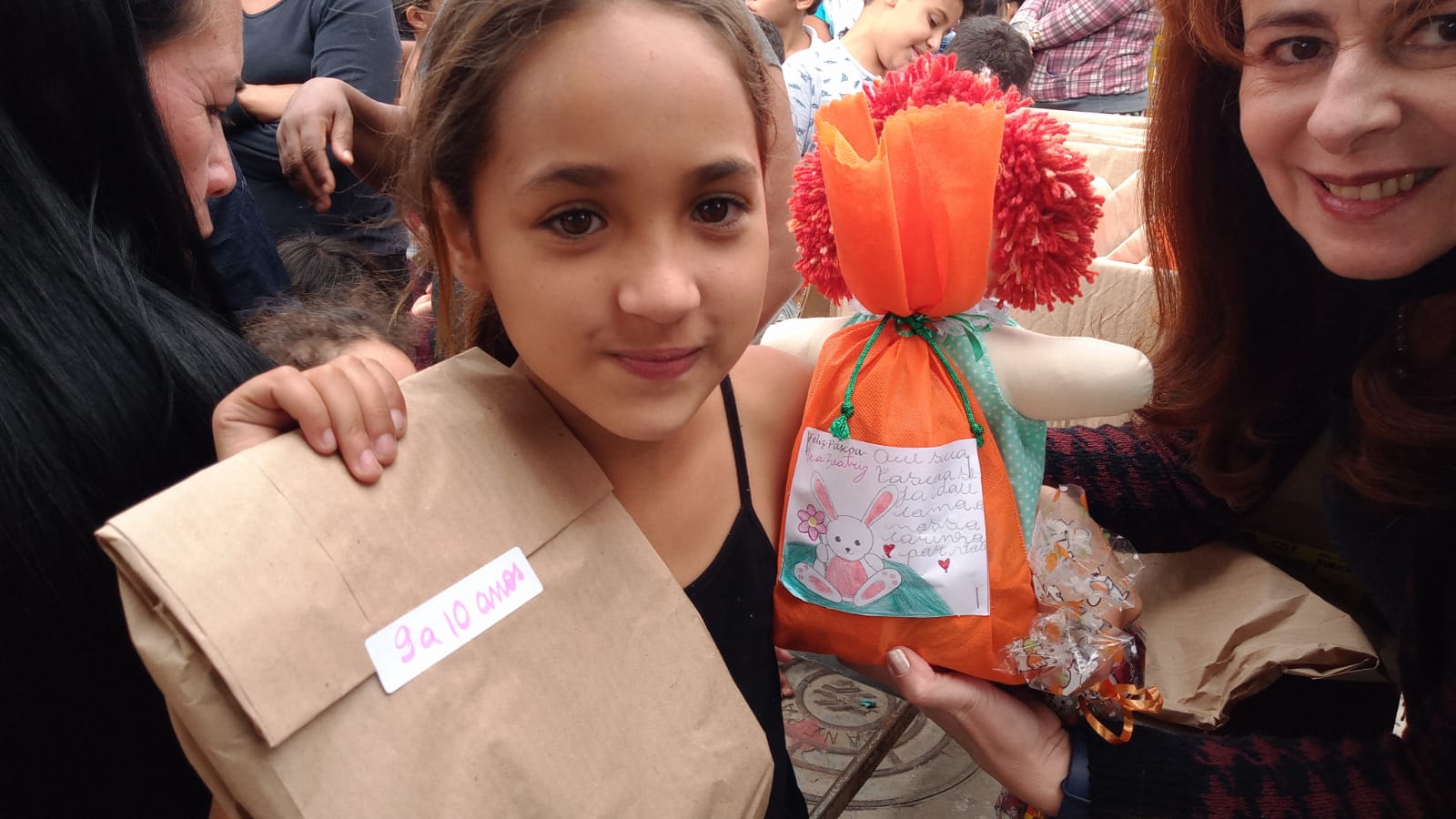 Crianças do Parolin têm Páscoa cheia de brincadeiras e chocolates após doações