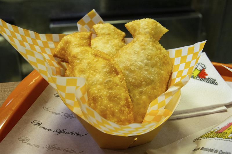 Pastelaria de Curitiba cria pastel com formato e recheio de pinhão