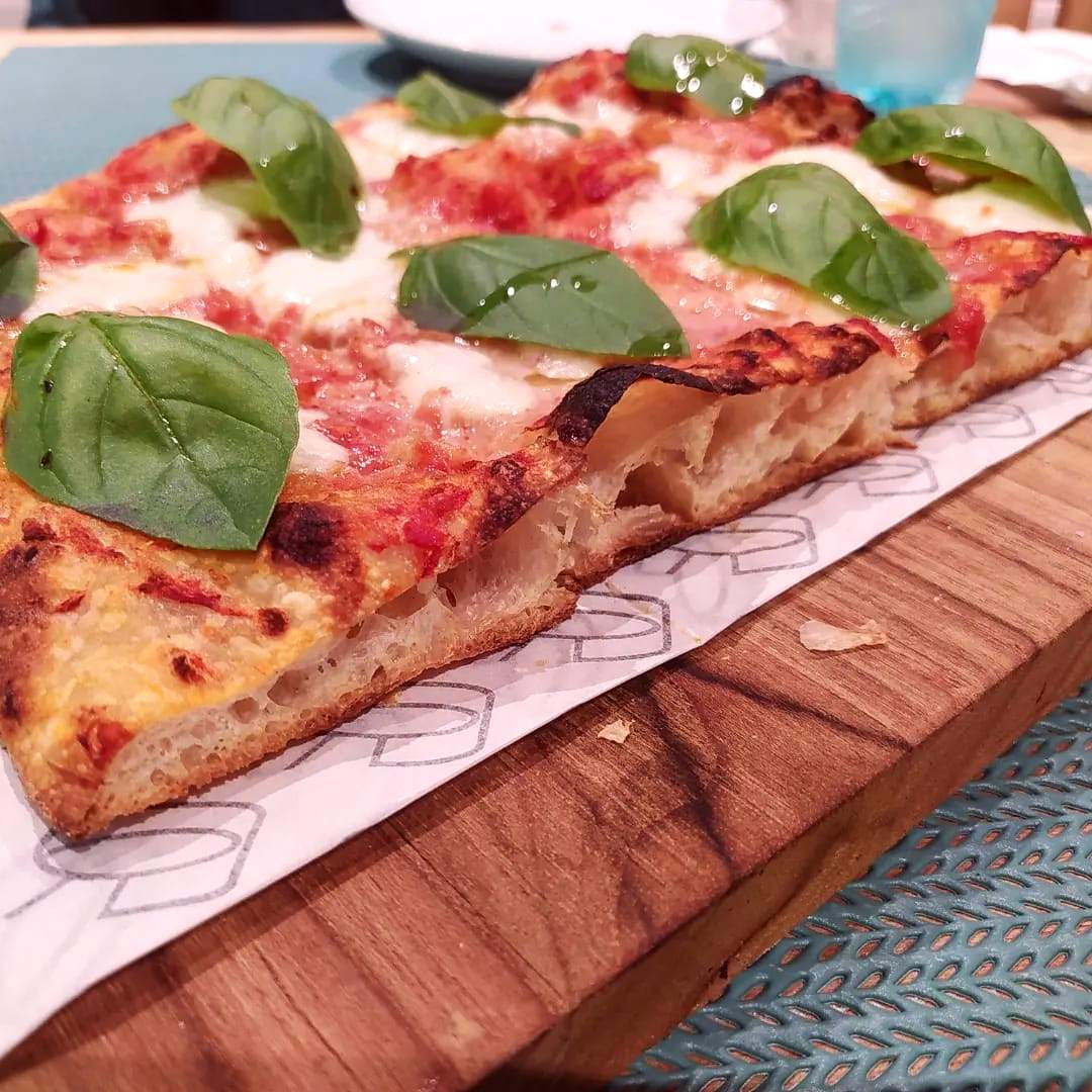 Nova pizzaria no Ahú faz pizza romana leve e crocante com fermentação de 72h
