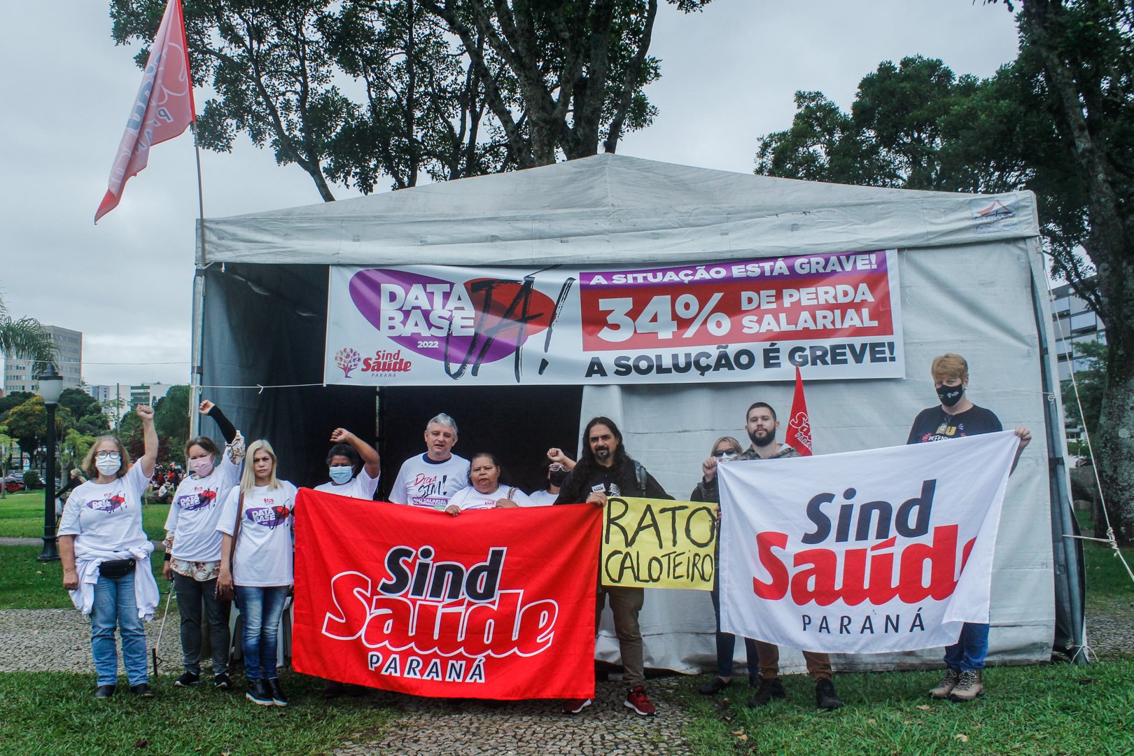 Servidores da saúde entram em greve e montam acampamento em frente ao Palácio Iguaçu