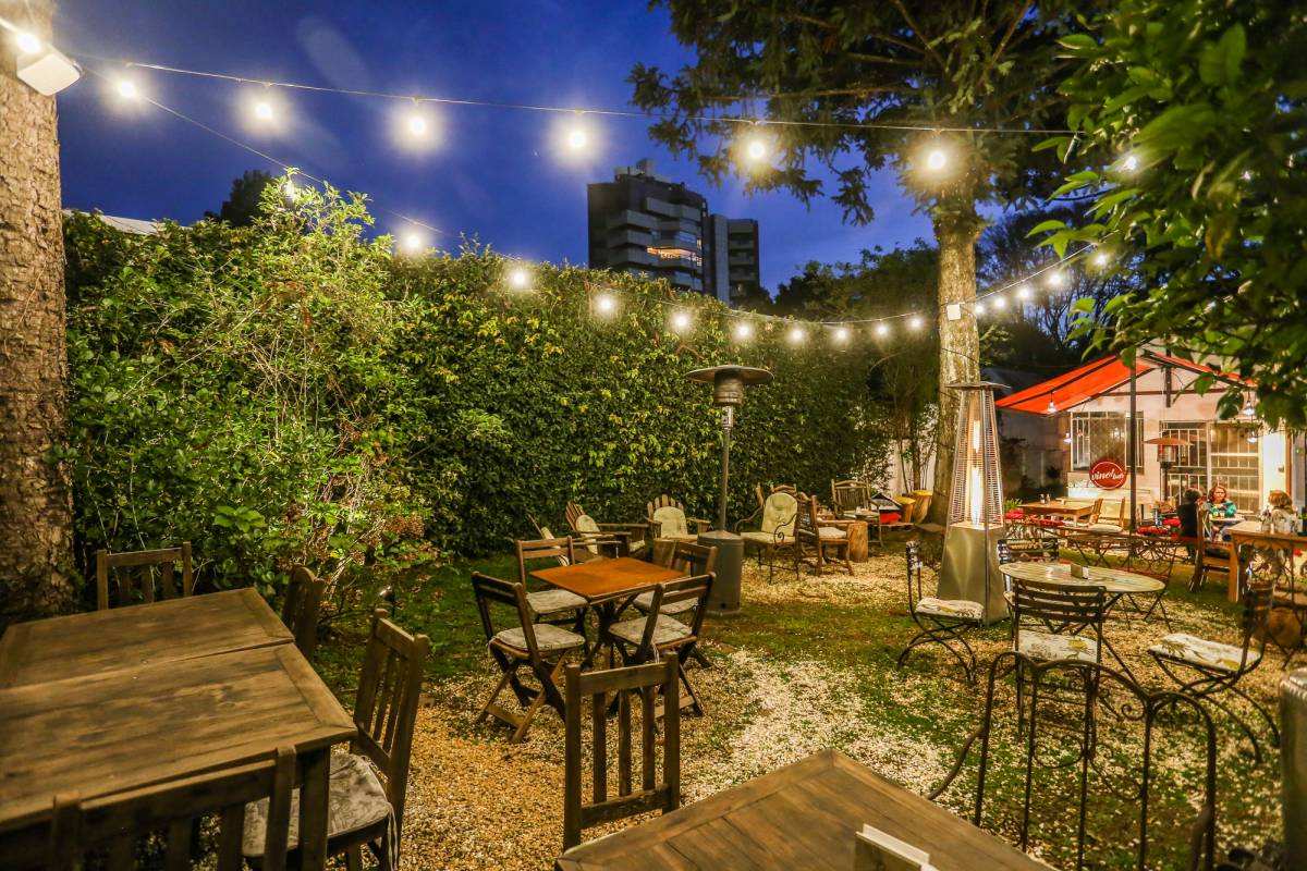 Vinho combina com rock'n'roll? Wine bar em Curitiba faz degustação musical