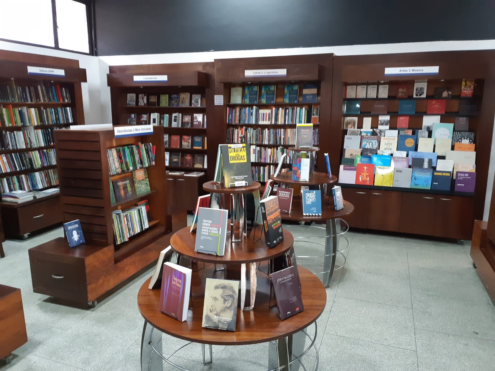 Livraria da editora UFPR ganha nova sede em Curitiba