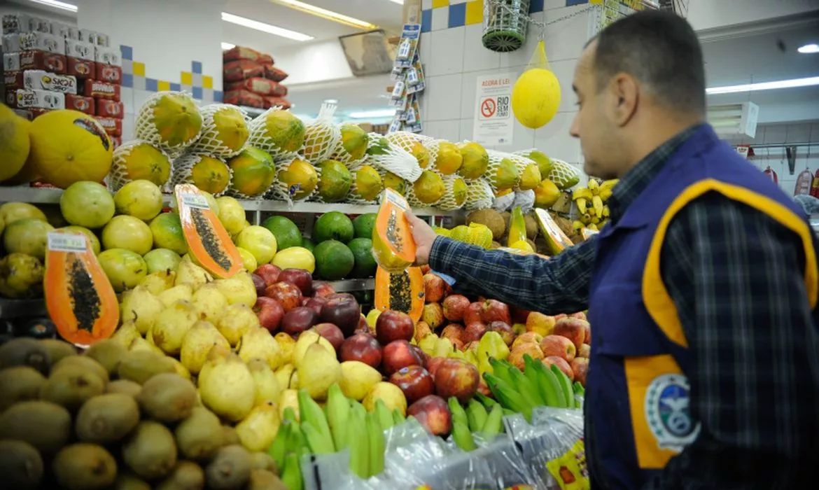 Anvisa suspende testes de agrotóxicos nos alimentos há mais de dois anos