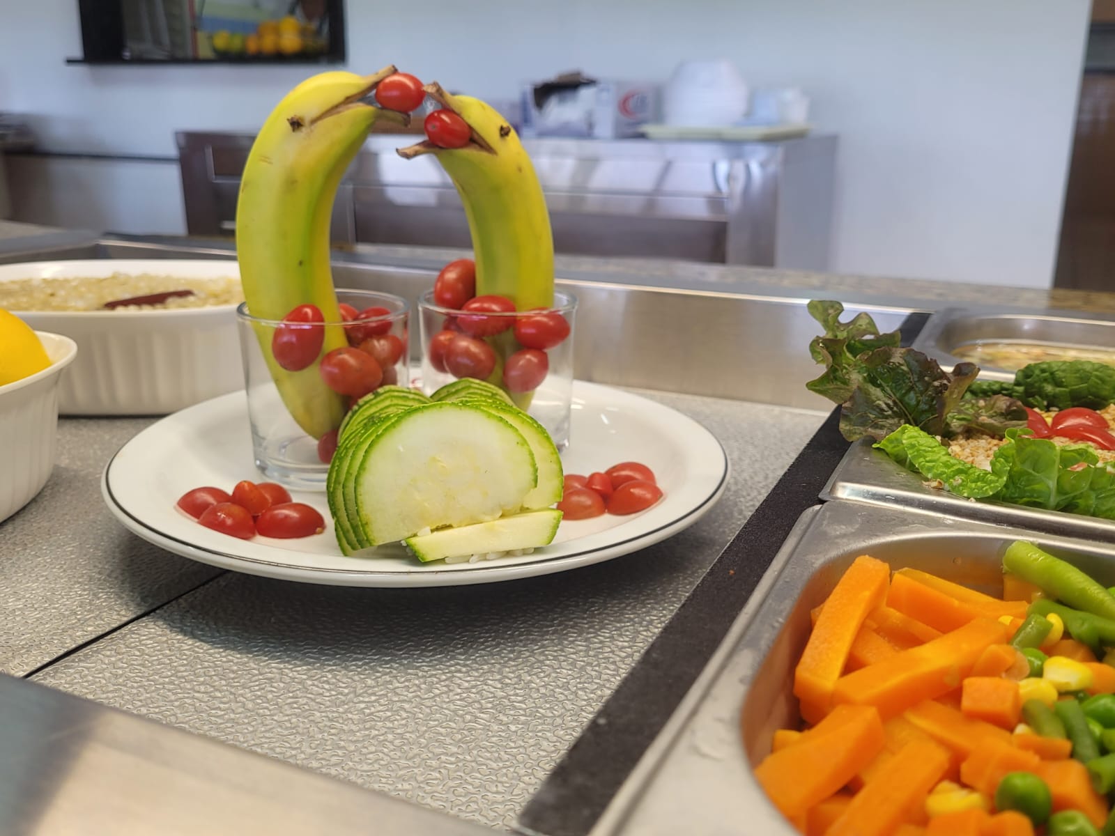 Pavão, galinha, golfinho... bufês dos restaurantes da UFPR ganham decorações inusitadas