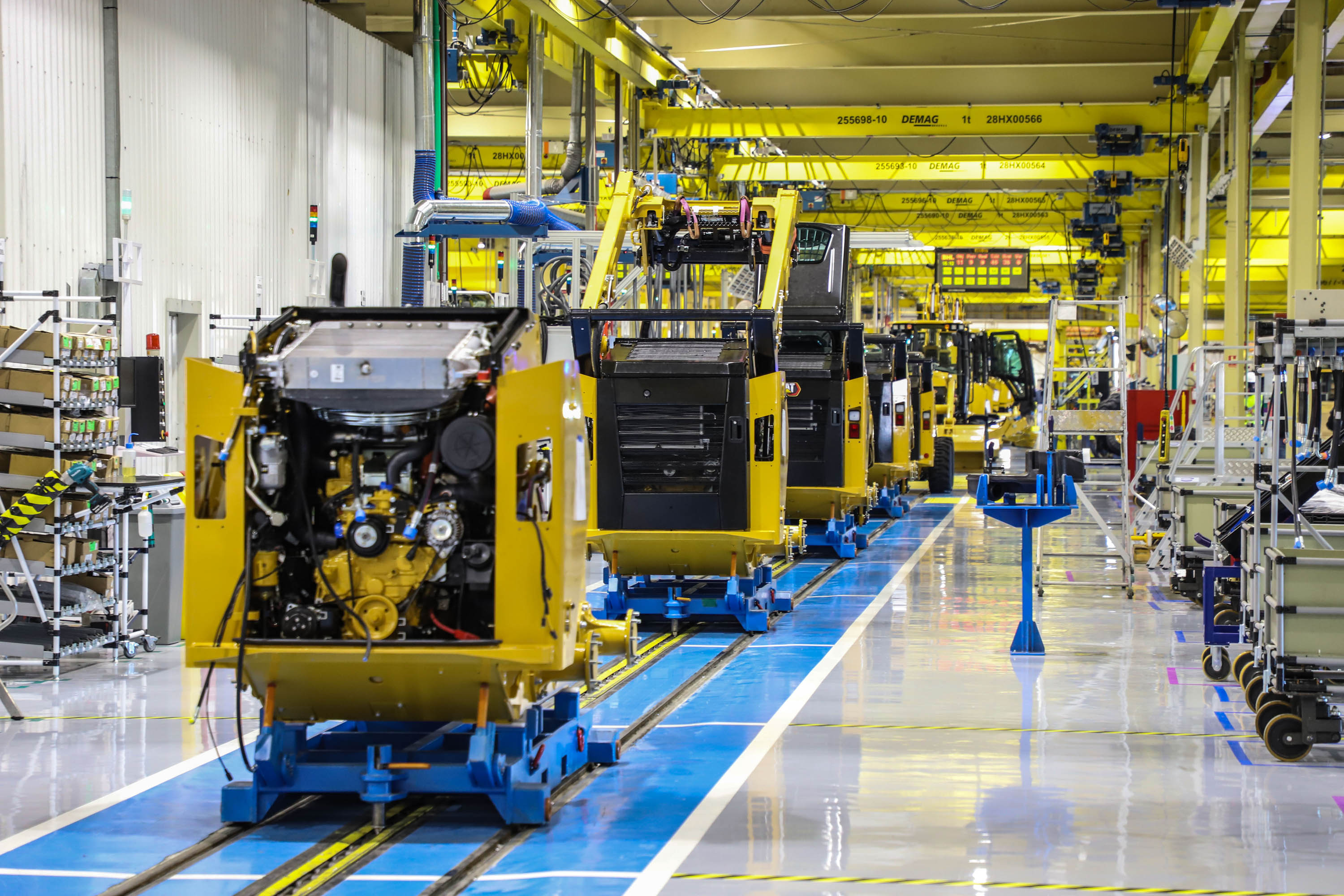 Nova linha de montagem da Caterpillar, em Campo Largo, é a única do Brasil a produzir minicarregadeiras