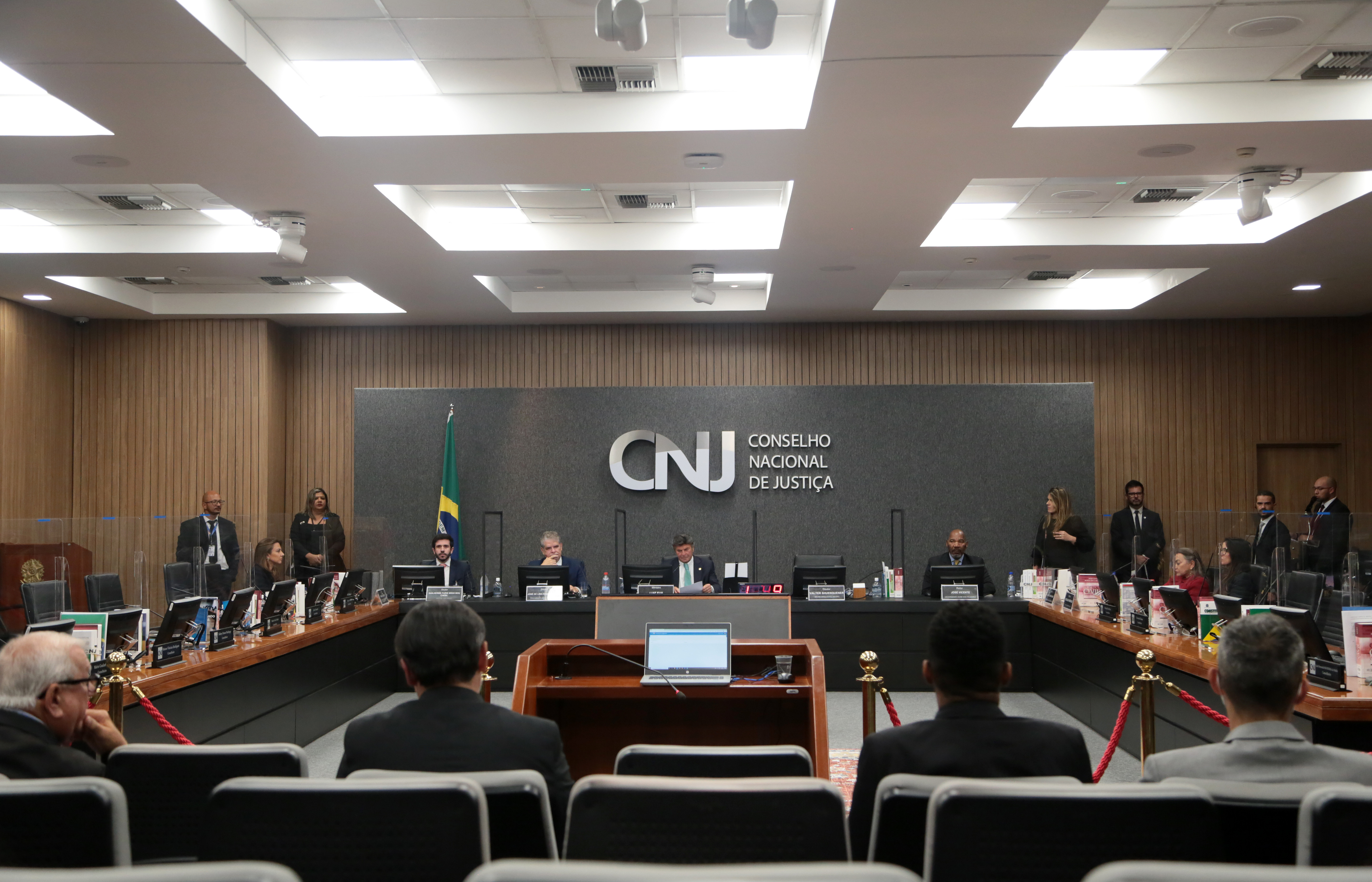 Em decisão inédita, CNJ afasta juíza eleitoral do Paraná por mensagens políticas e contra o STF