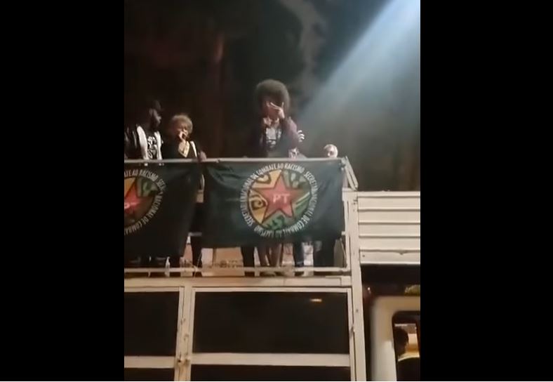 Acompanhado da mãe, Renato Freitas diz que Câmara perdeu o decoro