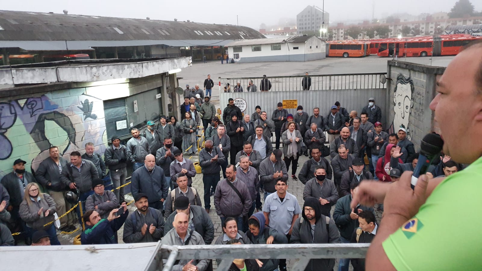 Motoristas e cobradores aprovam indicativo de greve e ônibus devem parar na quinta-feira em Curitiba
