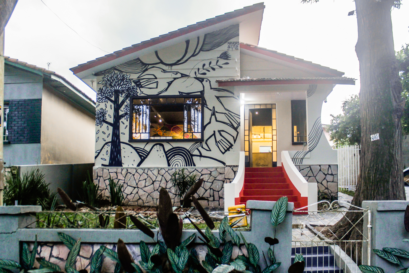 Novo restaurante nas Mercês mistura comida, arte e cultura numa casa com quintal