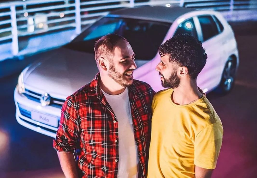 Casal que estrelou propaganda da Volkswagen registra boletim de ocorrência após ser vítima de LGBTIfobia