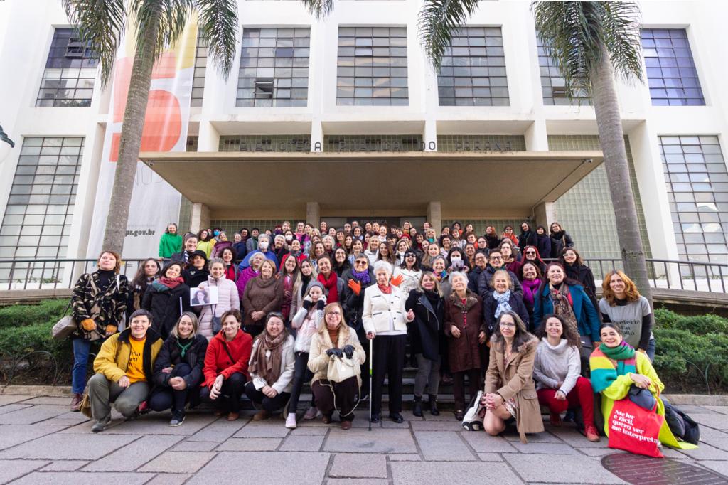 Veja a foto “Um grande dia em Curitiba!” com mais de cem escritoras do Paraná