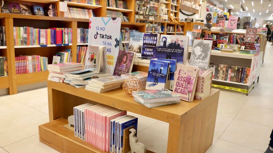 Comunidade booktok estimula jovens a consumir livros via TikTok