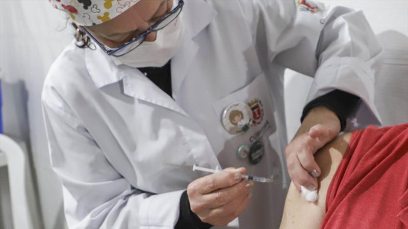 Curitiba anuncia segunda dose de reforço contra covid para população de 40 a 49 anos