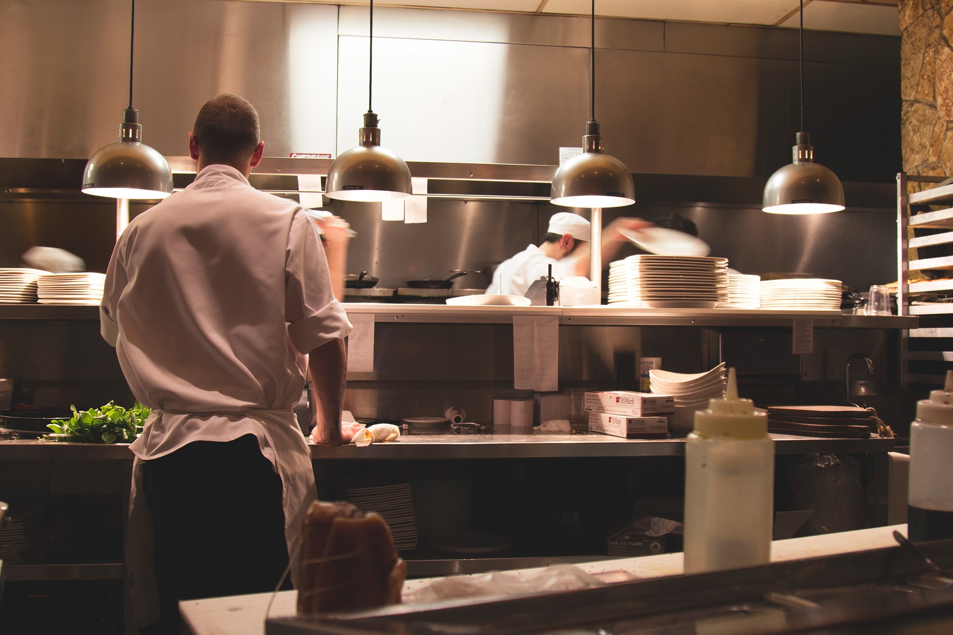 Donos de restaurantes reclamam da falta de mão de obra, mas salários estão defasados