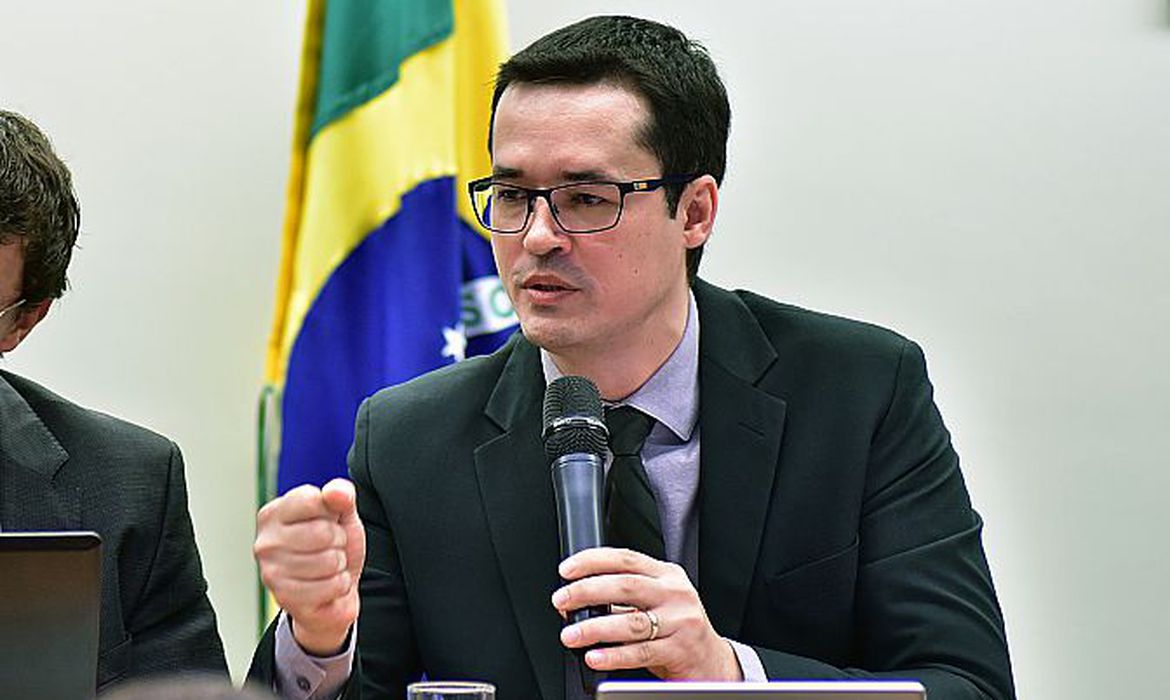 Dois deputados do Paraná votam contra projeto de igualdade salarial