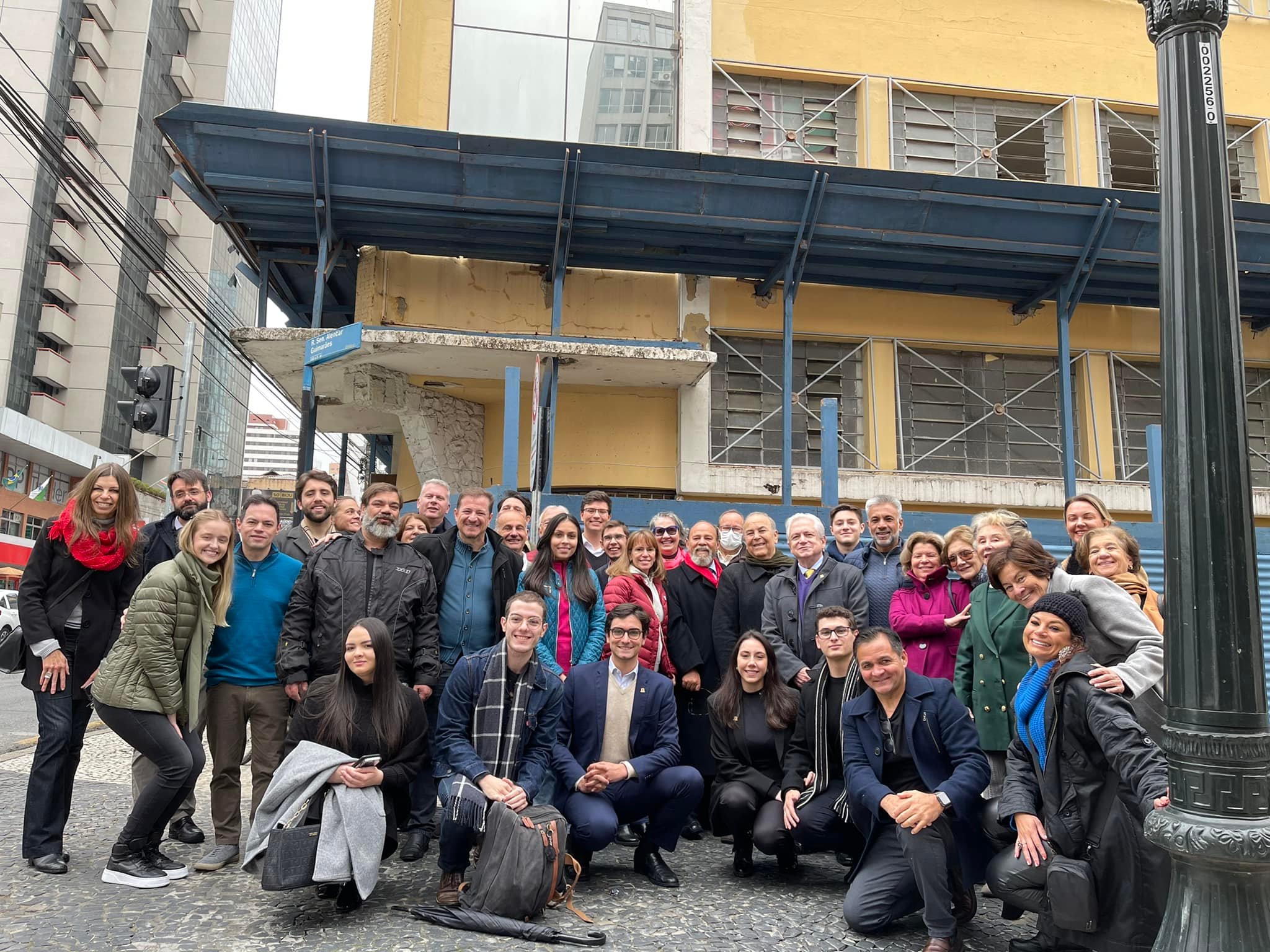 Ex-alunos fazem “despedida” do antigo prédio da Faculdade de Direito de Curitiba