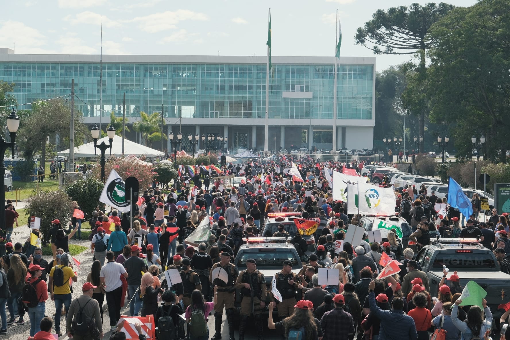 Protesto contra Ratinho Jr. reúne milhares de funcionários públicos em Curitiba