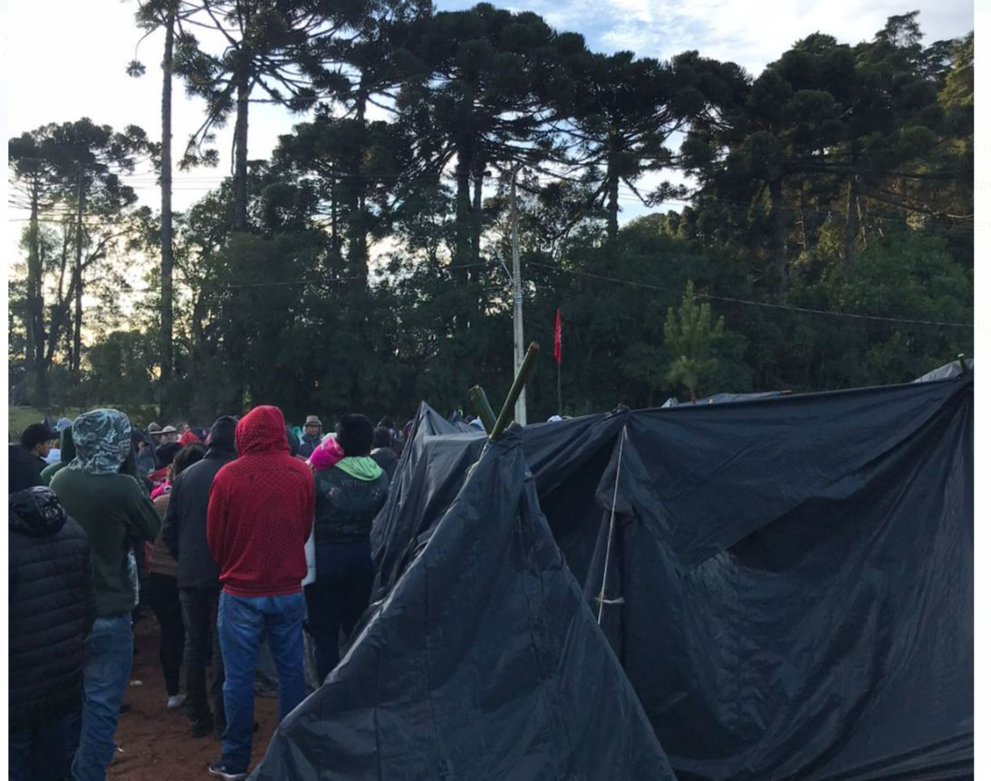 Curitiba: famílias integrantes do MTST ocupam terreno no Campo do Santana durante a madrugada