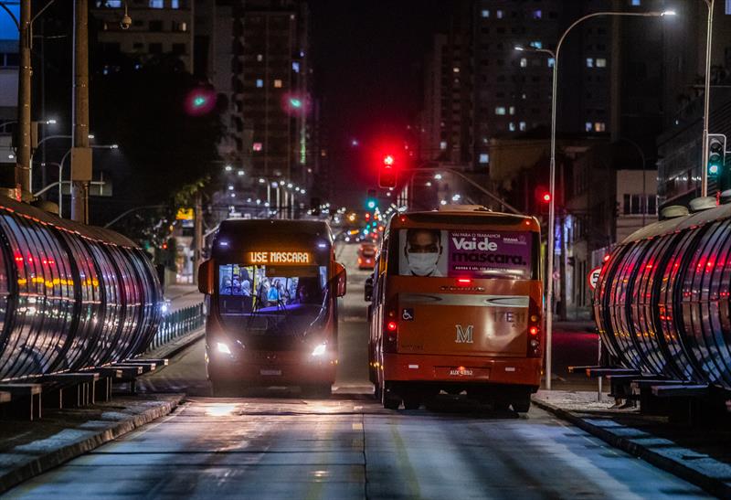 A cada 10 centavos a mais no preço da gasolina, transporte de Curitiba ganha 5 mil passageiros