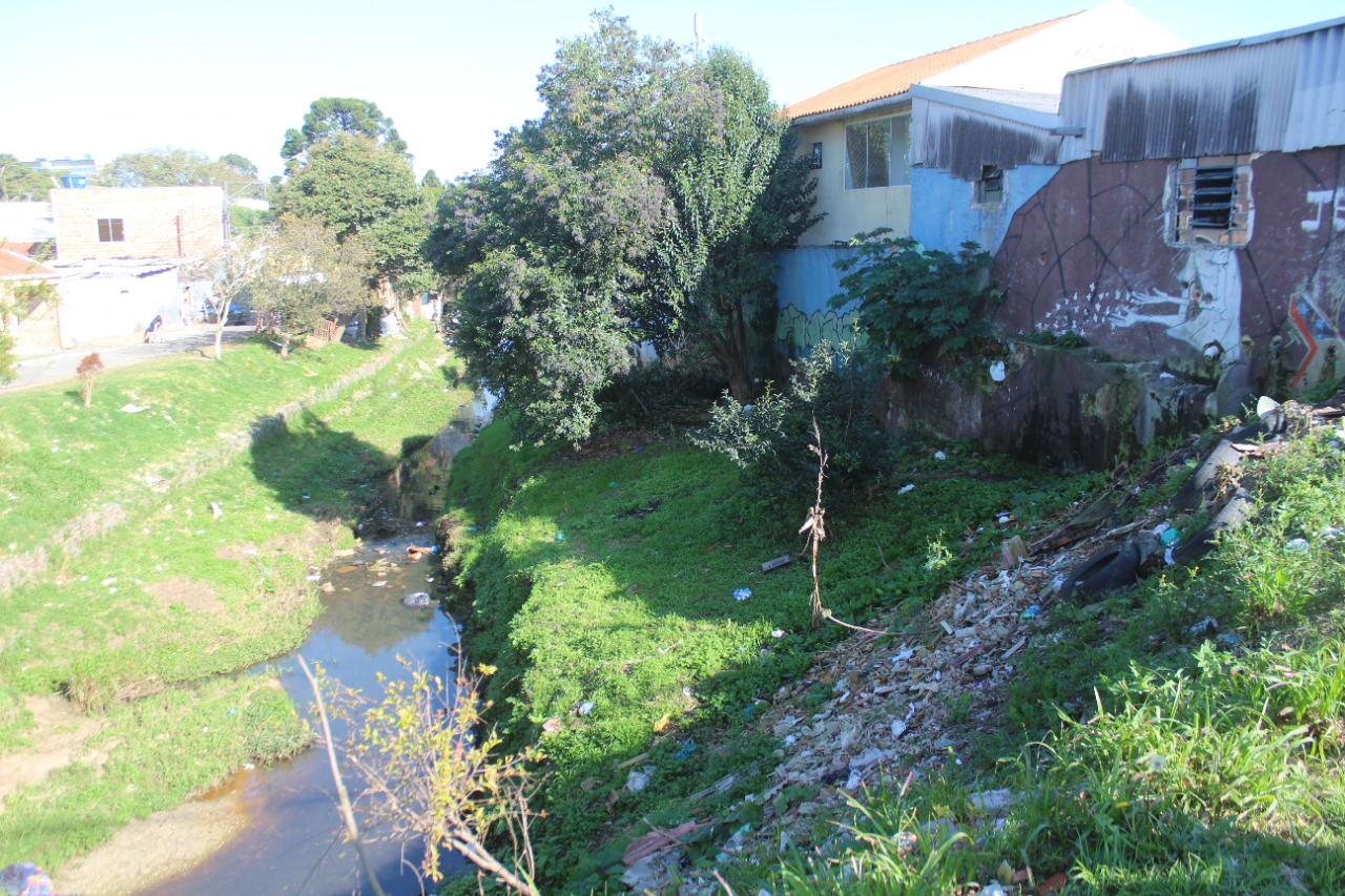 Moradores da Vila Torres sofrem com riscos de desmoronamentos e cobram prefeitura
