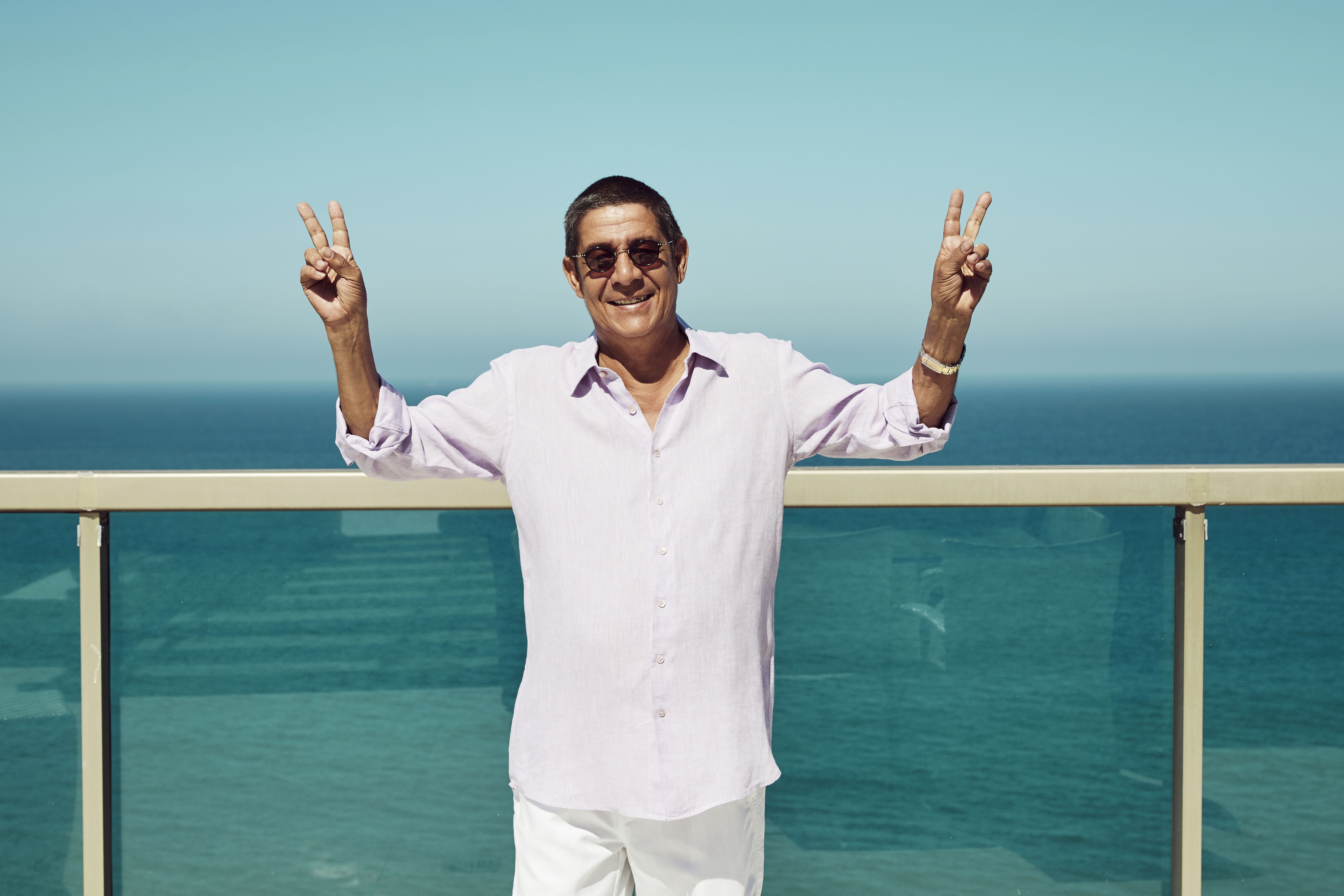 Zeca Pagodinho retoma turnê do show “Mais Feliz” e canta em Curitiba