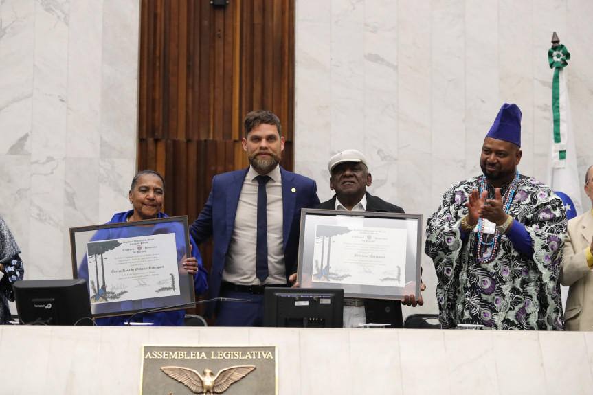 Com presença de lideranças de várias religiões, seu Feliciano e dona Tereza se tornam cidadãos honorários