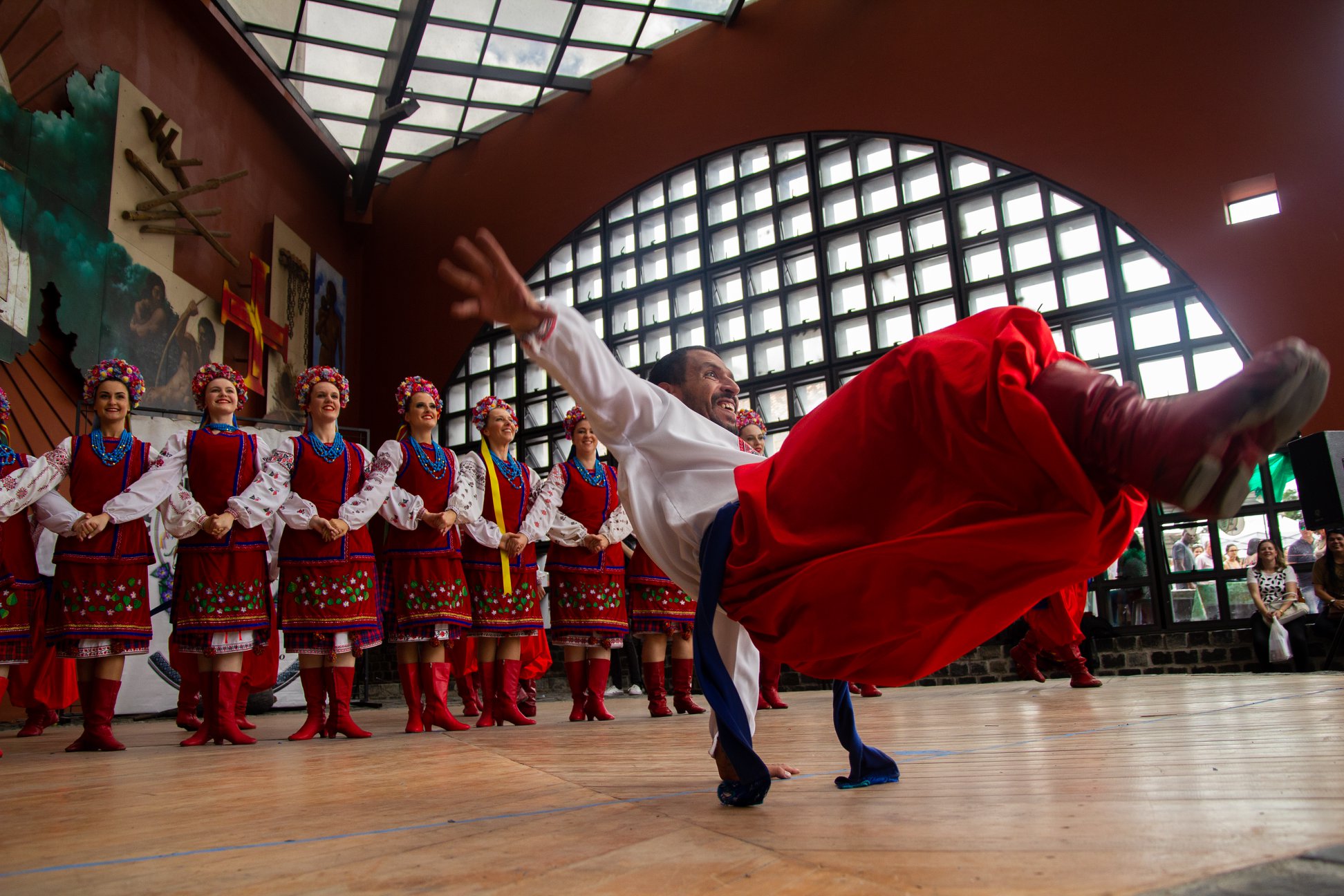 Festa marca o Dia da Ucrânia com artesanato, comida e folclore
