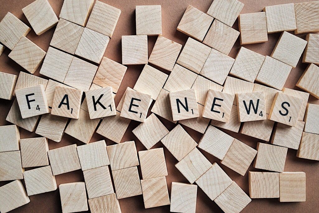 Podcast trata do mal das fake news