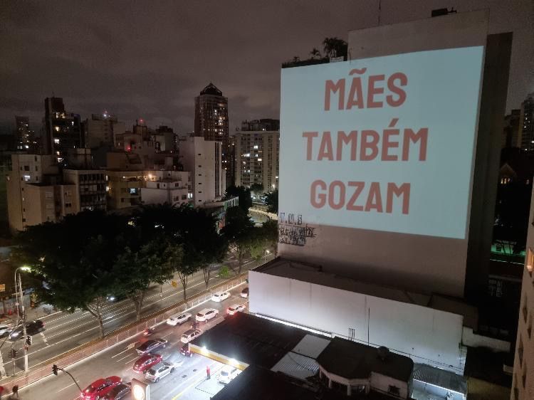 Bruna Alcântara cria manifesto artístico com o lema "Mães também gozam"