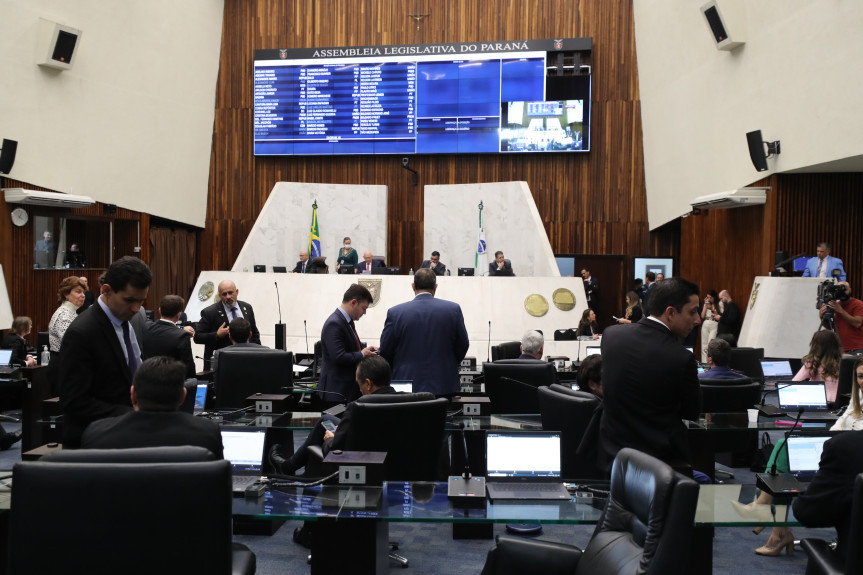 Em cena rara, projeto do “lixo perigoso” teve oposição com governo e base contra