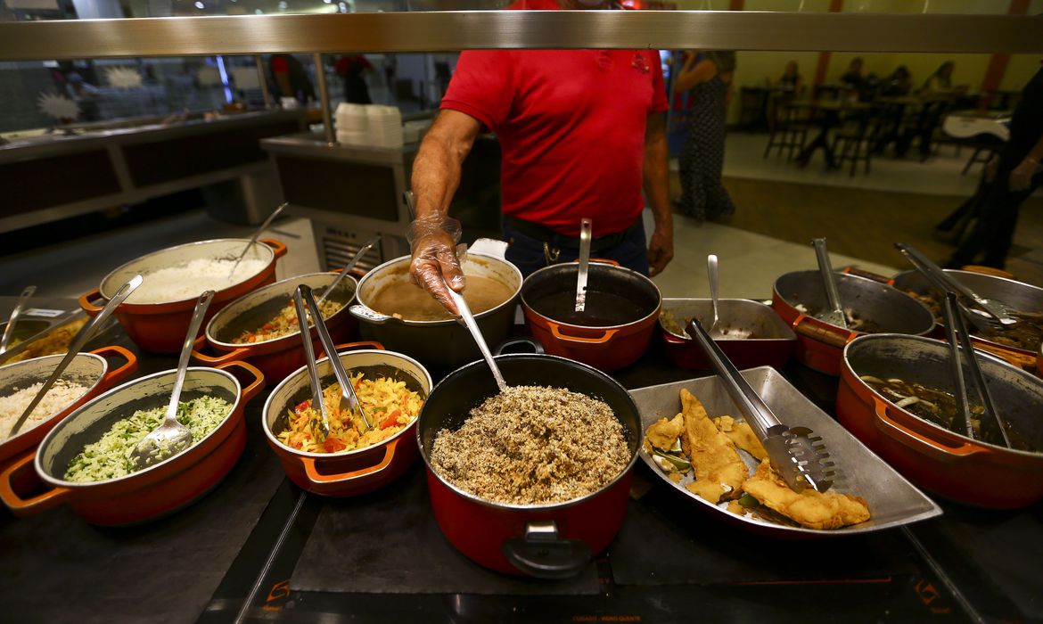 65% dos restaurantes não tiveram lucro em maio e culpa é da inflação, diz Abrasel