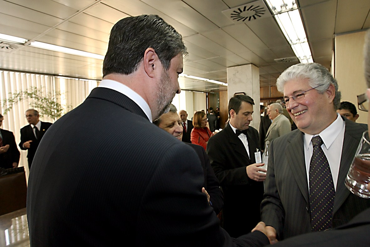 Depois de 13 anos, STJ devolve vaga de Maurício Requião no TCE