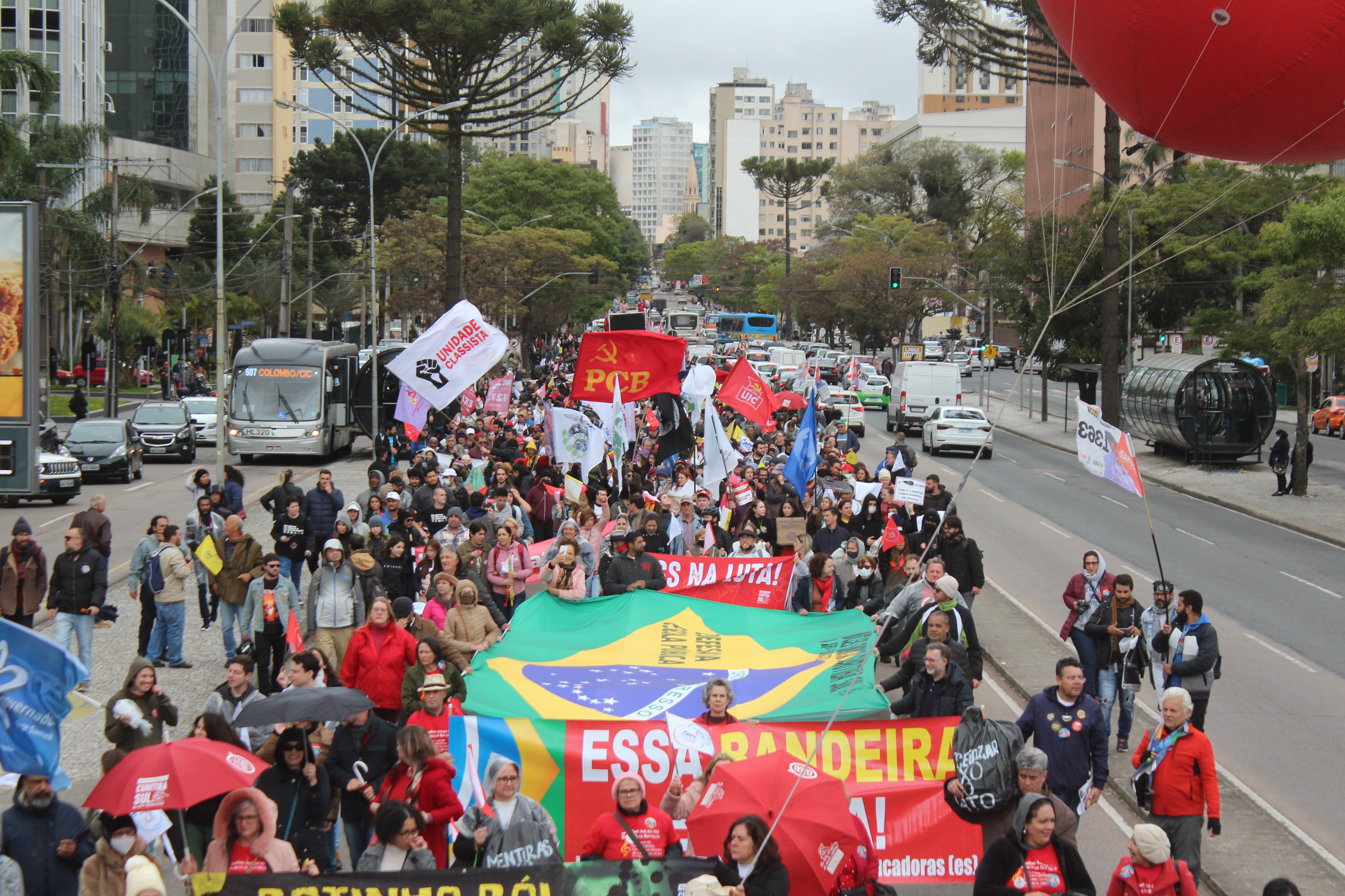 Milhares de professores participam de ato em Curitiba e Ratinho autoriza progressões
