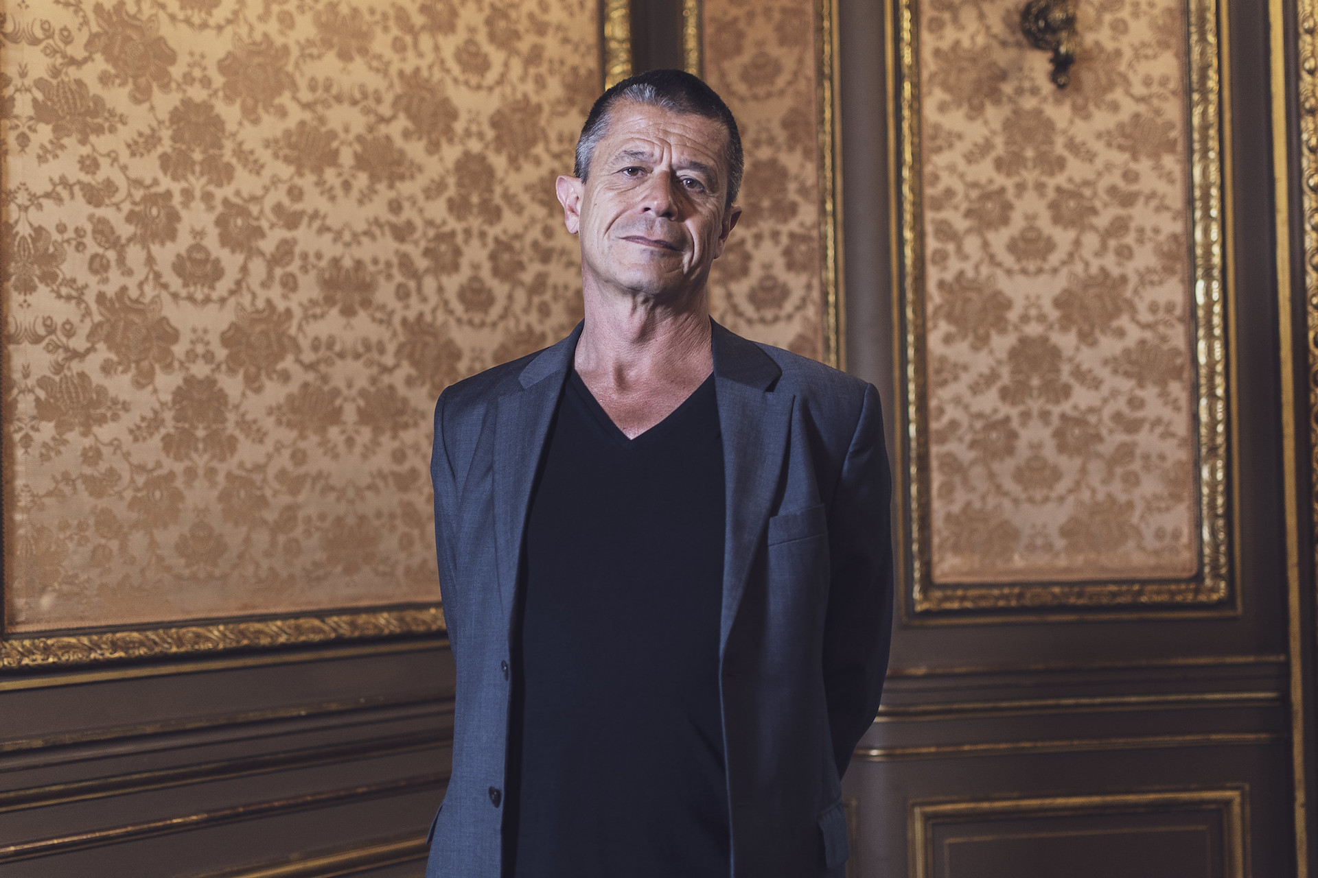 Mais que fama e fortuna, Emmanuel Carrère tem a atenção das pessoas