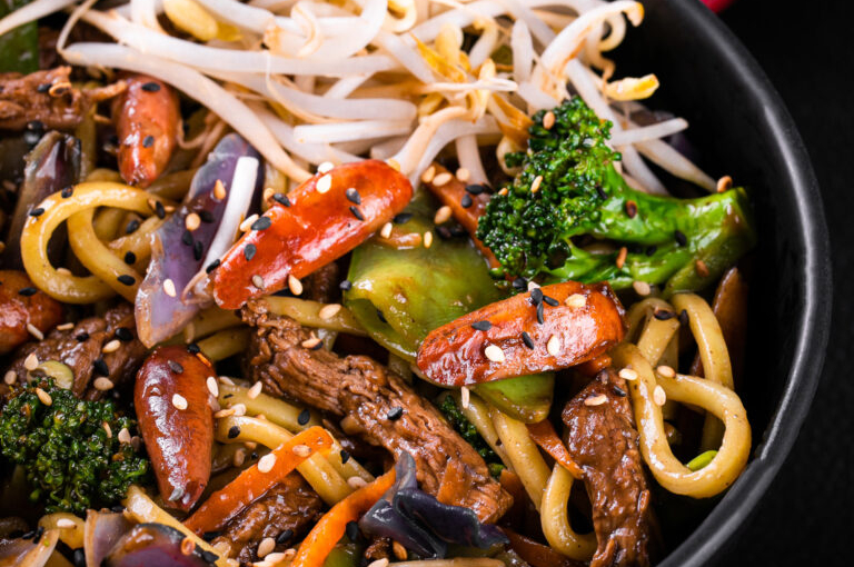 King Temaki une culinária oriental e paranaense e cria yakisoba com pinhão