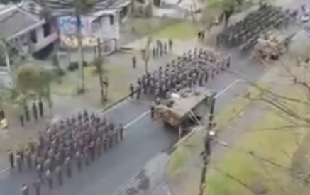 Militares marcham ao som de slogan de Bolsonaro em Curitiba