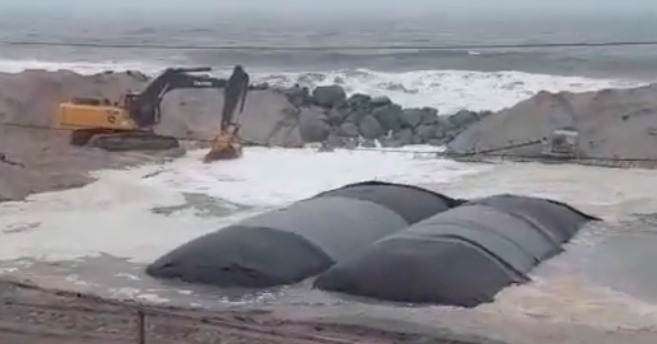 Ondas voltam a destruir engorda da praia em Caiobá. Veja vídeo