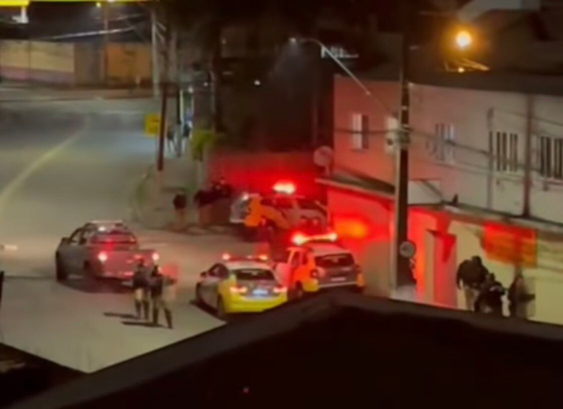 Protesto cobrando justiça por adolescente morto no Parolin termina em novo confronto