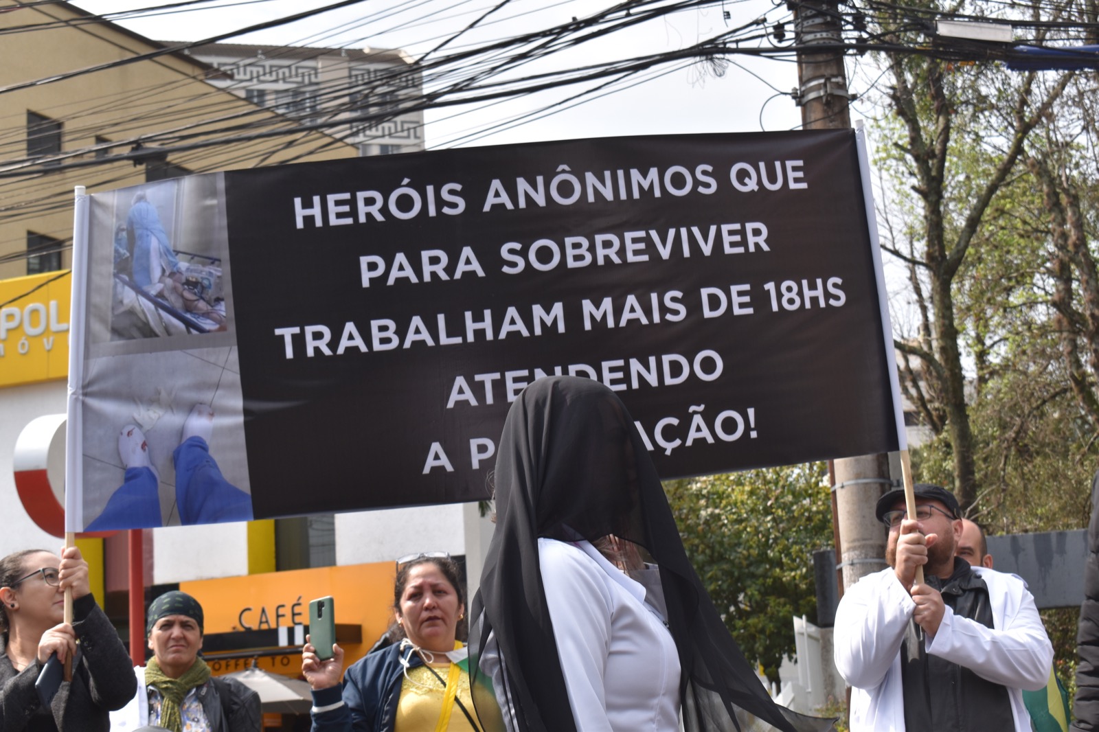 Enfermeiros protestam por piso em desfile do Sete de setembro em Curitiba